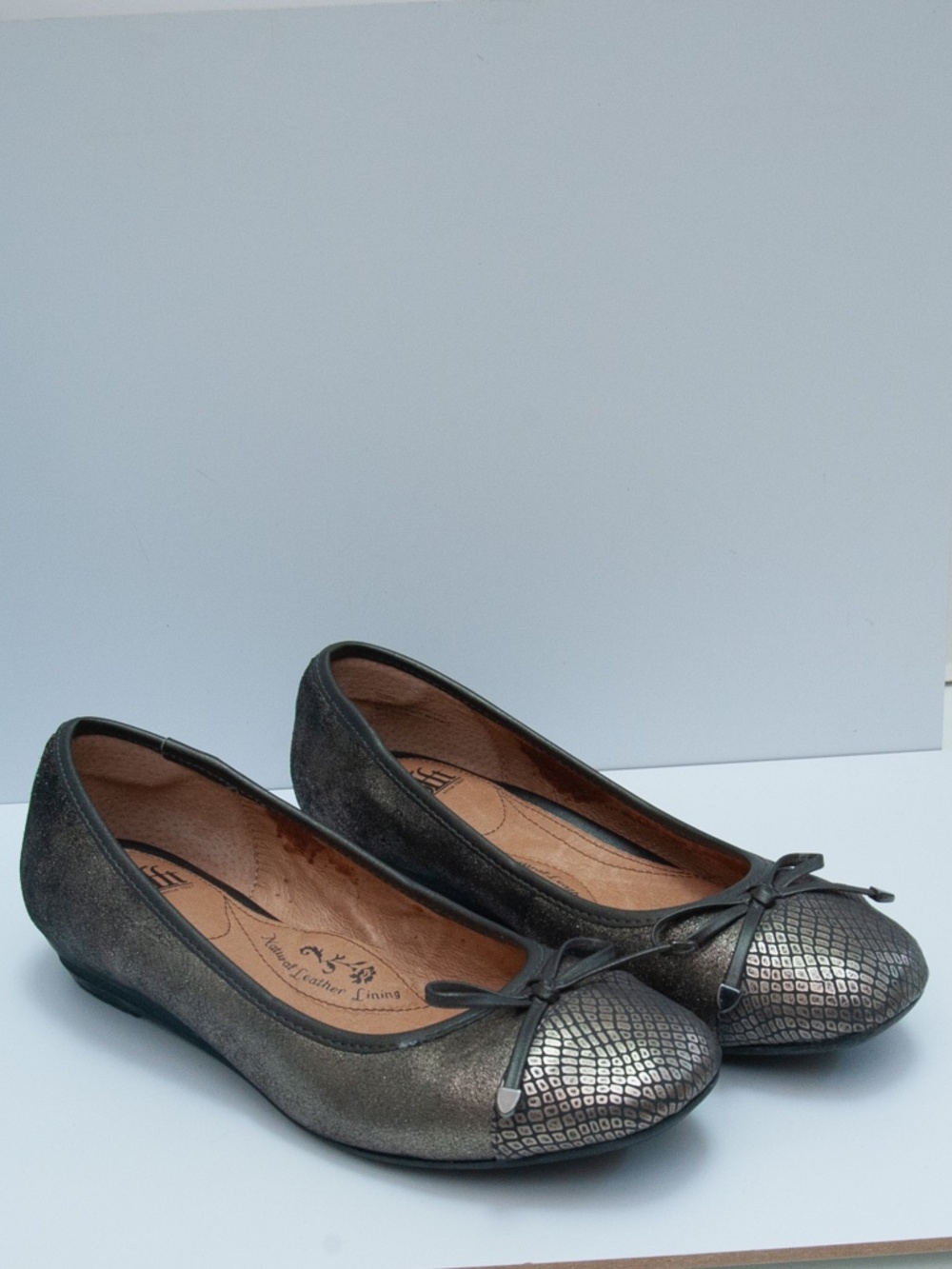 Ladies Sofft Brand Ballet Flats 7.5 in Gunmetal Metallic & Snake-print with Bows